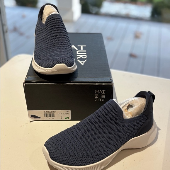 Naturalizer Woman’s Elite Slip-On Knit Sneaker Size 7 New - Picture 2 of 4